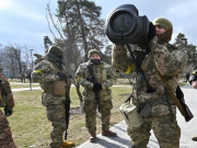 Thế giới - Báo Nga thâm nhập &quot;chợ đen&quot; mua vũ khí Mỹ ở Ukraine