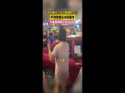Phi thường - kỳ quặc - Trung Quốc: Đám đông cổ vũ người phụ nữ đánh ghen trên phố