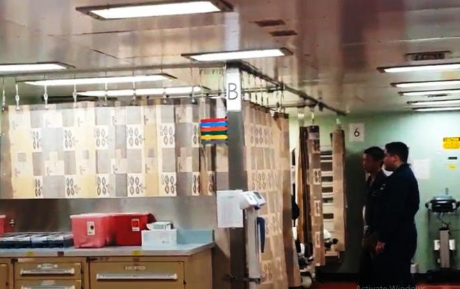 Bên trong căn phòng này có 1 bệnh nhân đang được điều trị và chỉ có những người làm nhiệm vụ mới được bước vào