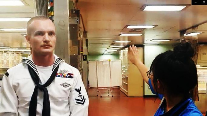 Con đường phía sau vị bác sĩ này là con đường đặc biệt dành cho bệnh nhân nhiễm chất độc hóa học.