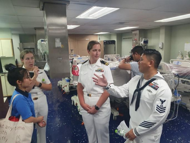 Các quân y sĩ trên tàu giới thiệu về các phòng hồi sức tích cực