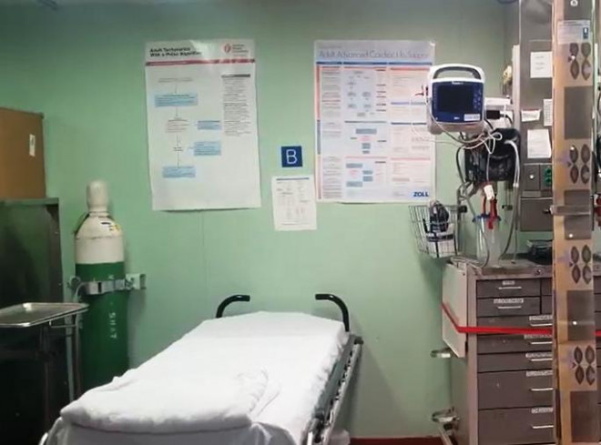Tại mỗi giường bệnh ở các phòng hồi sức tích cực đều có máy thở, bình o-xy và máy đo nhịp tim