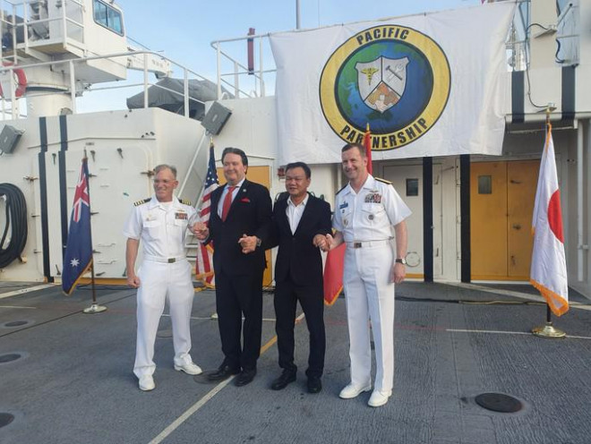 Đại sứ Hoa Kỳ, ông Marc Knapper (thứ 2 từ trái sang) và ông Đào Mỹ (thứ 3 từ trái sang) bắt tay chúc mừng đại diện Chương trình Đối tác Thái Bình Dương 2022