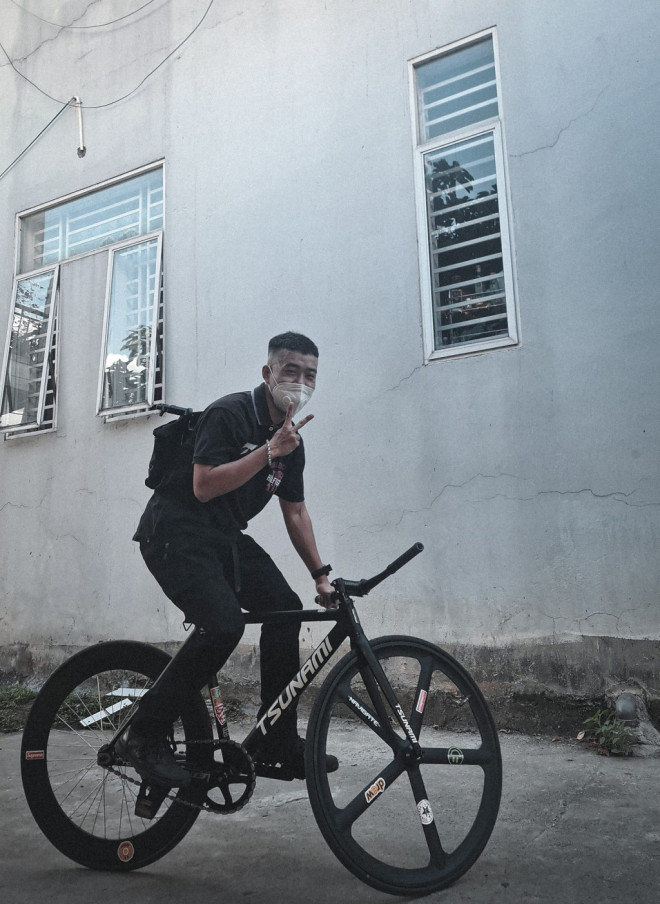 Hai tháng vừa qua, xe đạp đã trở thành người bạn đồng hành đi làm mỗi ngày của Phan Thành Nam