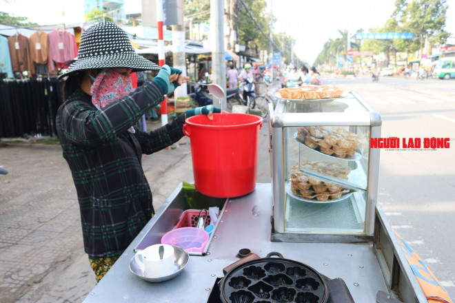CLIP: Bánh bò nướng “siêu ngon” ở Bạc Liêu, ăn một lần là… ghiền - 2