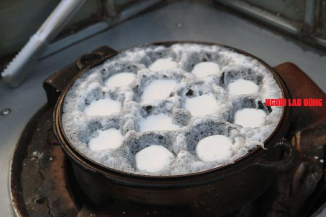 Bánh bò nướng của bà Dân được nướng bằng khuôn của bánh bông lan