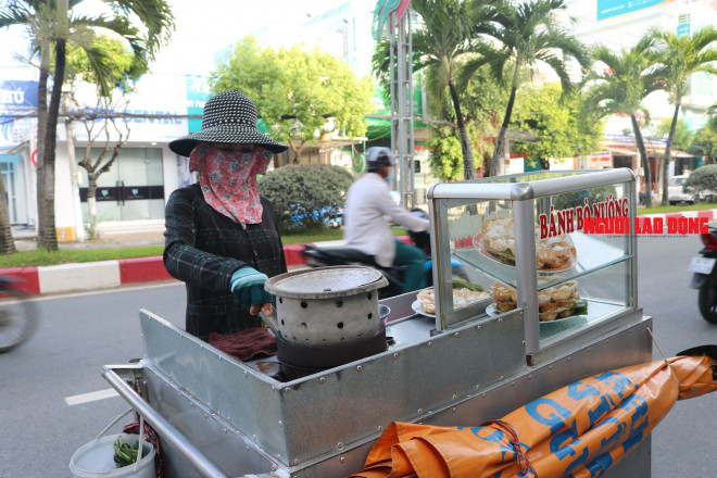 Đảo đều bột bánh cho đầy khuôn