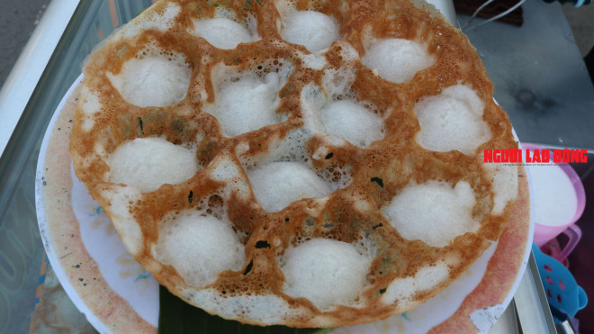 Sau gần 10 phút, bánh đã chín