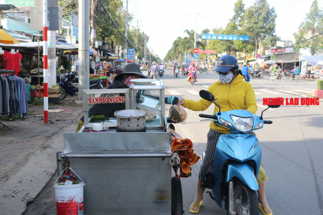 Chị Phương Quyên và nhiều người dân rất ưa thích bánh bò nướng của bà Dân
