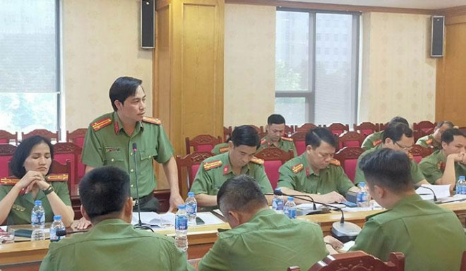 Trung tá Nguyễn Thanh Bình, Trưởng phòng An ninh đối ngoại, Công an tỉnh Thanh Hóa báo cáo tình hình tại một buổi làm việc.