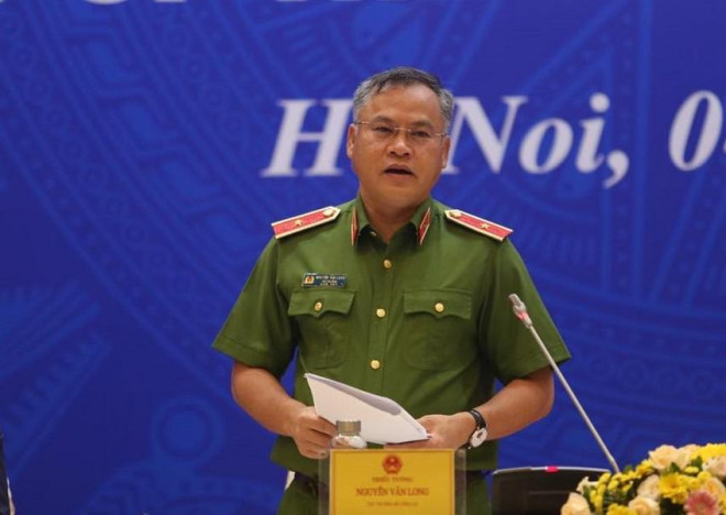 Thiếu tướng Nguyễn Văn Long, Thứ trưởng Bộ Công an, trả lời báo chí. Ảnh: Uyên Trang