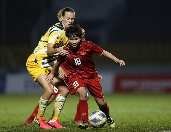 Các cô gái Việt Nam từng chạm trán với các cầu thủ Úc. Ảnh: ND