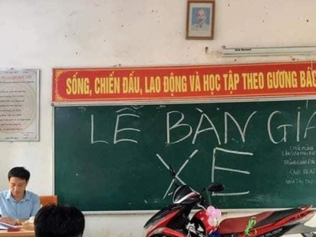 Giáo dục - du học - Lớp học "chơi lớn": Mang nguyên chiếc xe máy lên tầng 2 làm lễ bàn giao cho thầy chủ nhiệm
