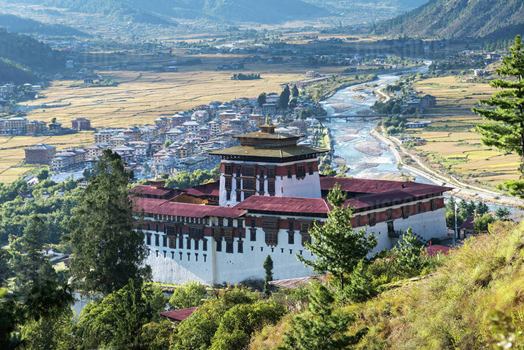 Không chỉ là một quốc gia hạnh phúc, Bhutan còn là nơi vẫn luôn giữ được vẻ đẹp cổ kính của vùng cao nguyên, một vẻ đẹp tự nhiên, hoang sơ, không bị con người khai thác quá mức. Cùng khám phá các lý do thu hút du khách của Bhutan. 
