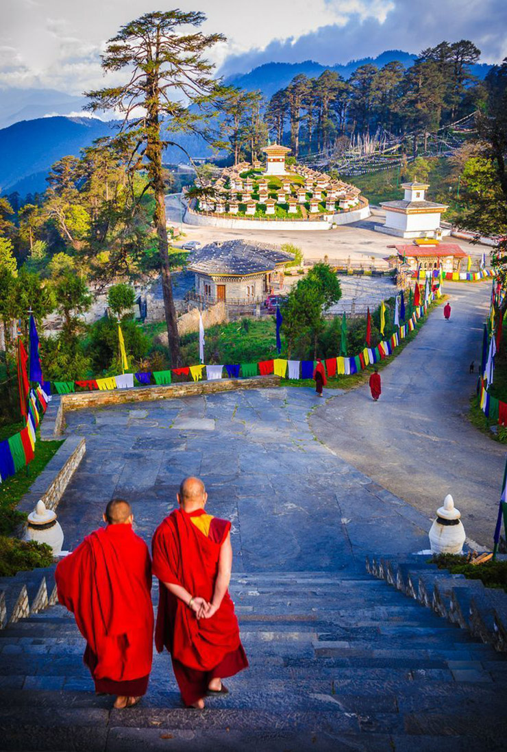 Hai nhà sư xuống cầu thang ở đèo Dochula. Vùng đất thiêng liêng của Bhutan.
