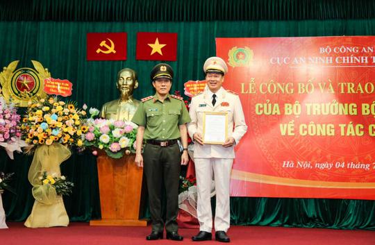 Thứ trưởng Lương Tam Quang trao quyết định Thiếu tướng Vũ Hồng Văn - Ảnh: Minh Thiện