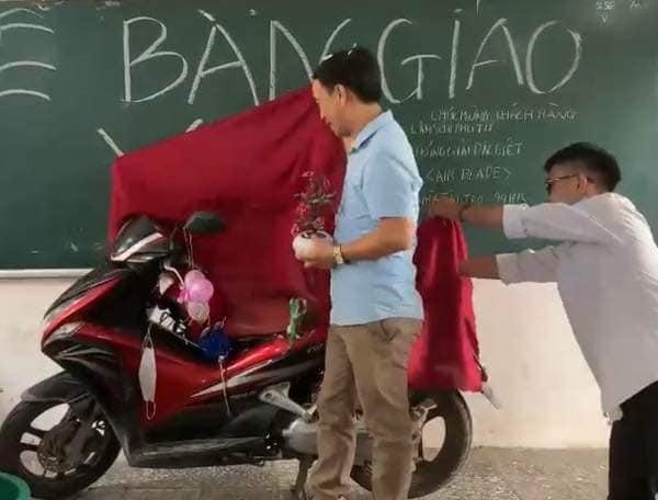Lớp học "chơi lớn": Mang nguyên chiếc xe máy lên tầng 2 làm lễ bàn giao cho thầy chủ nhiệm - 3