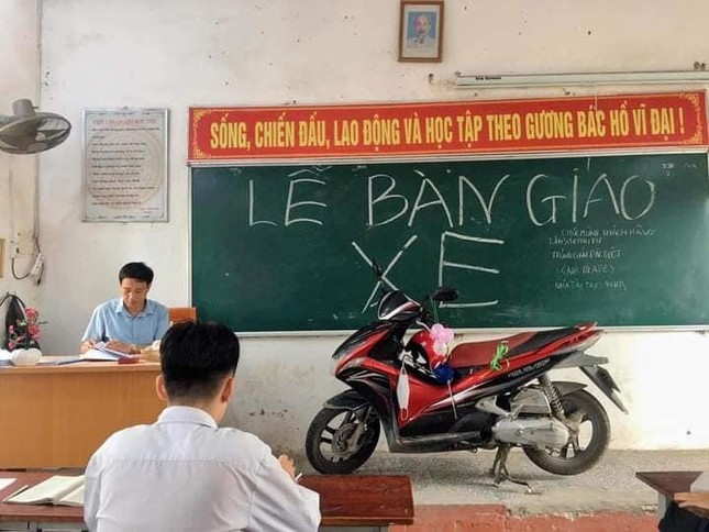 Lớp học "chơi lớn": Mang nguyên chiếc xe máy lên tầng 2 làm lễ bàn giao cho thầy chủ nhiệm - 2