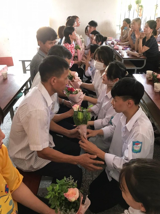 Các học sinh lớp 12A4 tri ân đấng sinh thành - Ảnh: FBNV