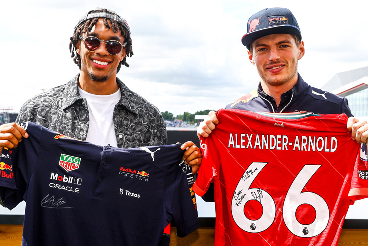 Arnold và Verstappen trao đổi áo đấu