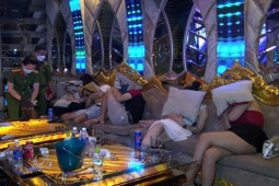 Pháp luật - Cảnh sát "tập kích" quán karaoke lúc nửa đêm, phát hiện 132 người dương tính ma túy