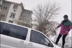 Phi thường - kỳ quặc - Bắt quả tang chồng cùng nhân tình đang ở trên xe, vợ đạp vỡ kính chắn gió xử "tiểu tam" giữa phố