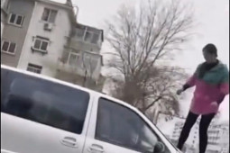 Phi thường - kỳ quặc - Bắt quả tang chồng cùng nhân tình đang ở trên xe, vợ đạp vỡ kính chắn gió xử "tiểu tam" giữa phố