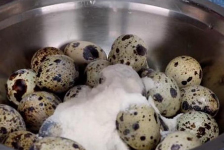 Đổ bột vào trứng cút ngâm trong 10 ngày, thành quả khiến ai cũng kinh...