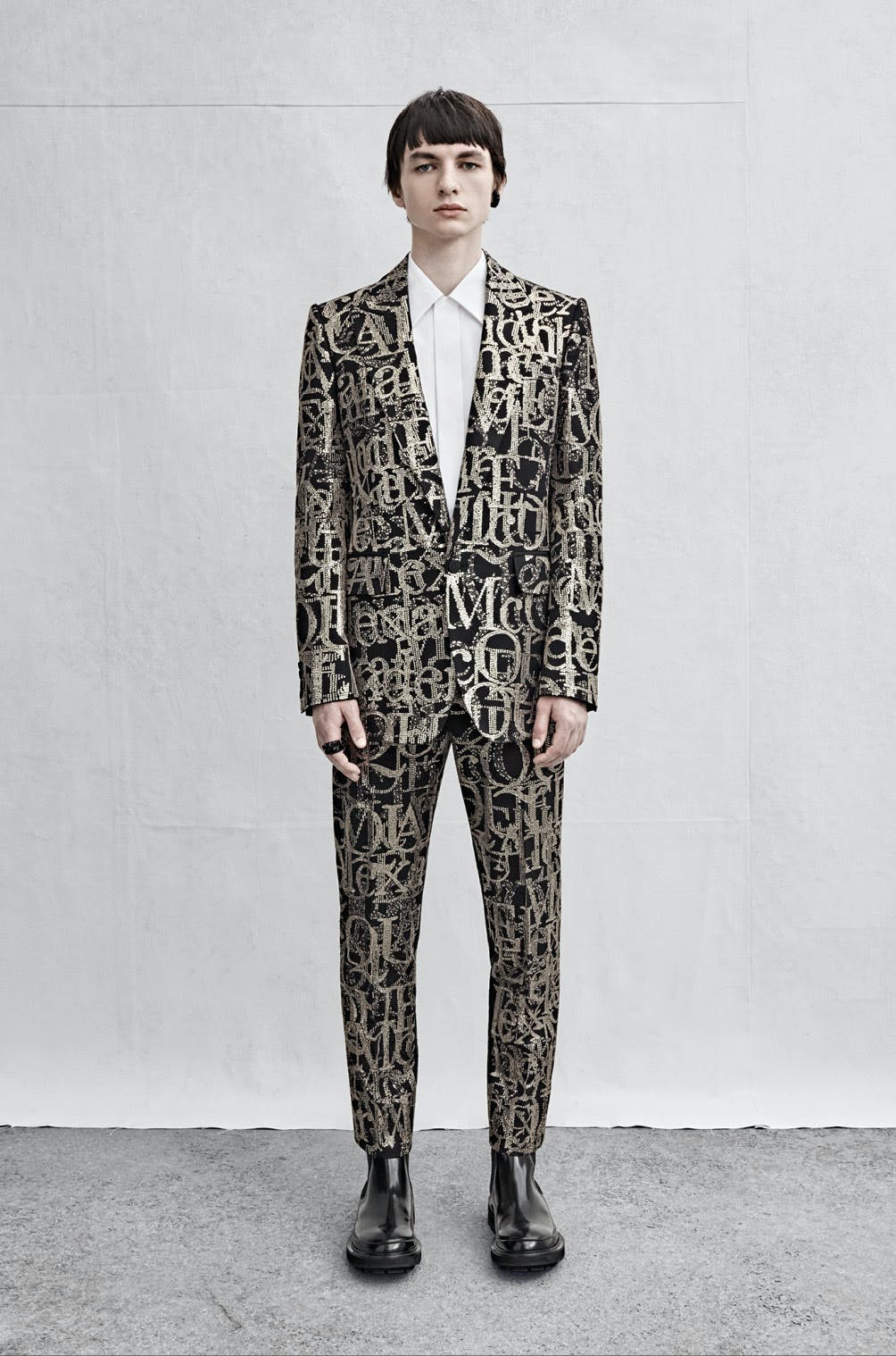 Alexander McQueen tìm đến bầu trời sao cho bộ sưu tập Nam Xuân Hè 2023 - 5