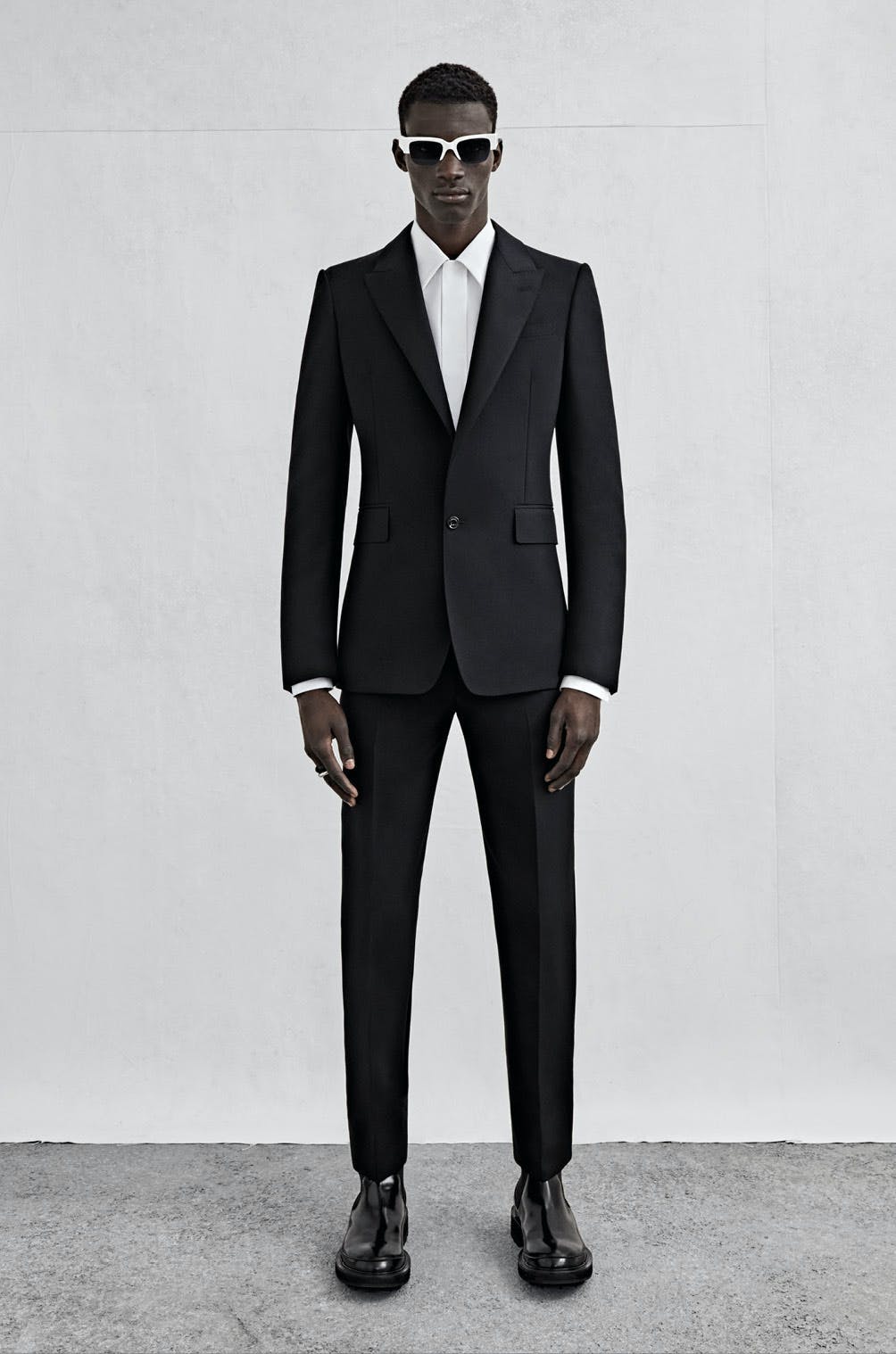 Alexander McQueen tìm đến bầu trời sao cho bộ sưu tập Nam Xuân Hè 2023 - 2