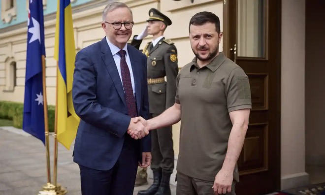 Thủ tướng Úc gặp Tổng thống Ukraine Zelensky ở Kiev.
