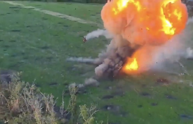 Xe tăng T-80 nổ tung ở Ukraine.