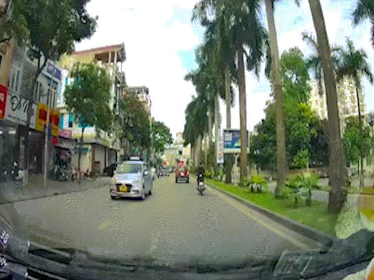 Xe máy - Xe đạp - Clip: Thanh niên điều khiển xe máy bất ngờ bị "vật thể lạ" rơi trúng người