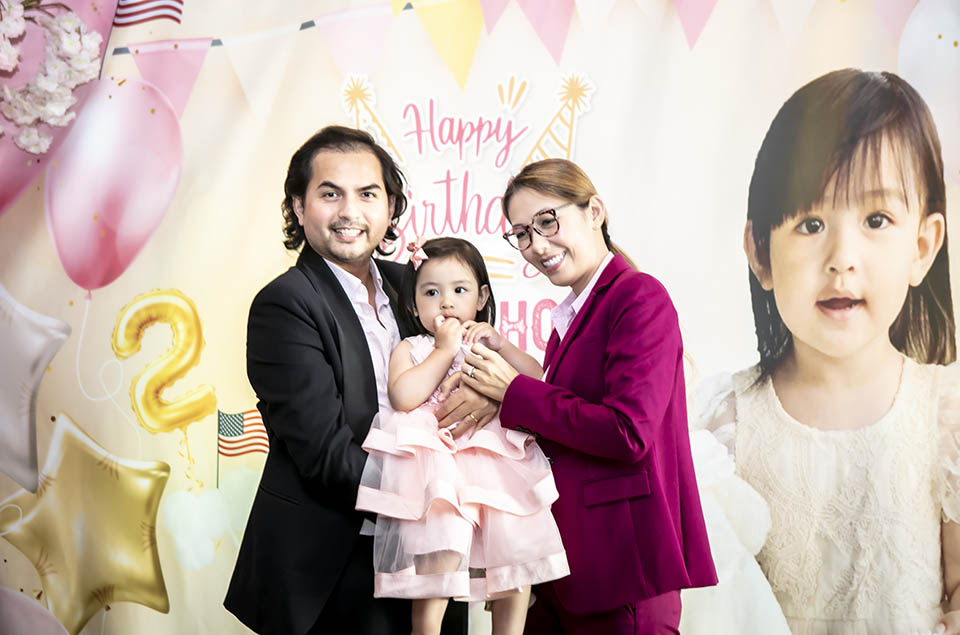 Đức Tiến cùng vợ&nbsp;Bình Phương tổ chức sinh nhật 2 tuổi cho con gái