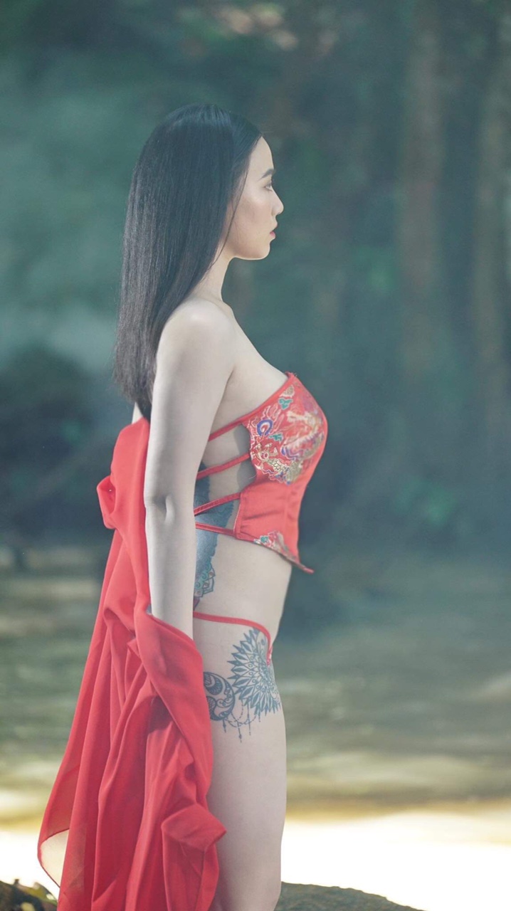 Linh Miu nhiều lần mặc trang phục nhạy cảm để lộ hình xăm lớn chỗ “hiểm hóc” - 2
