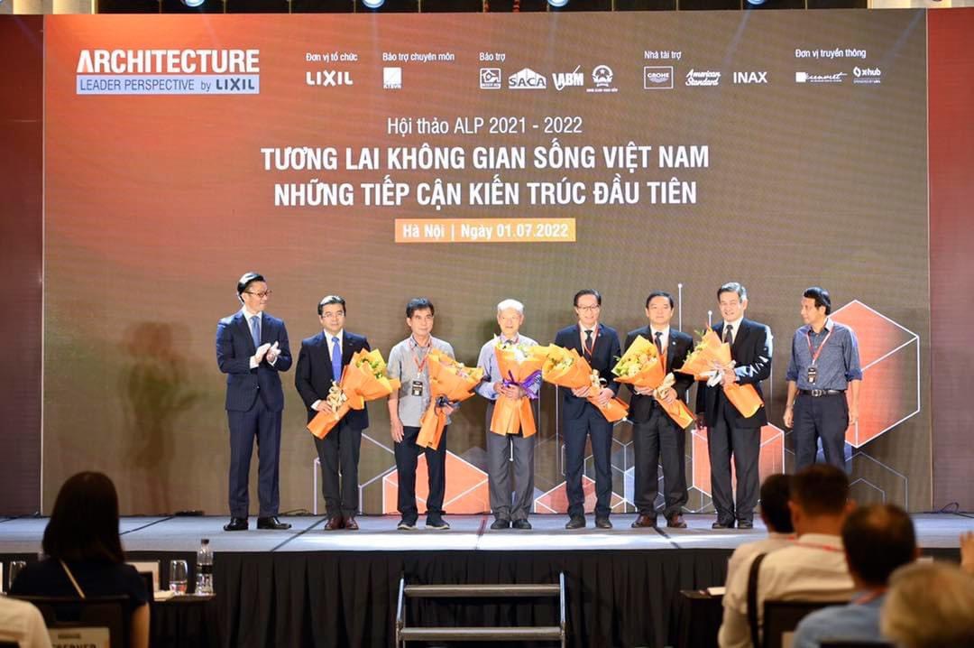 Ông Uchidate Katsuaki – TGĐ LIXIL Việt Nam tặng hoa Hội đồng cố vấn & Hội đồng chuyên môn của chương trình