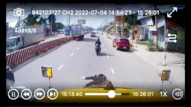 Camera ghi cảnh 2 thanh niên chạy ngược chiều tông vào xe container thương vong - 3