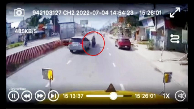 Camera ghi cảnh 2 thanh niên chạy ngược chiều tông vào xe container thương vong - 2