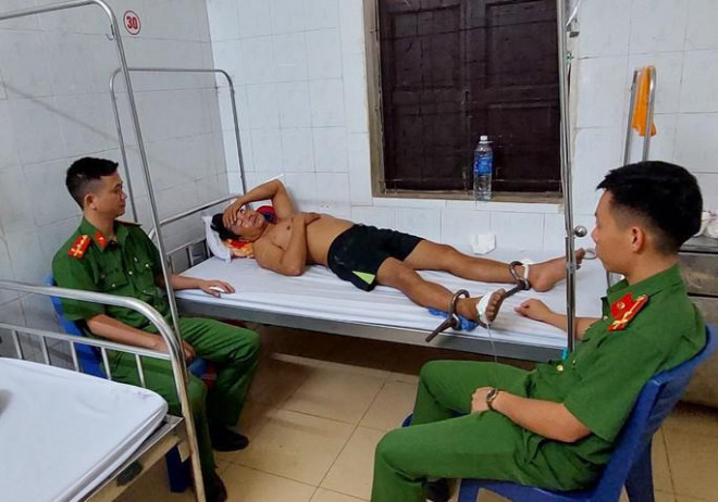 Nghi phạm Lê Đình Ngọc đang điều trị tại bệnh viện dưới sự giám sát chặt chẽ của lực lượng công an - Ảnh: Công an cung cấp