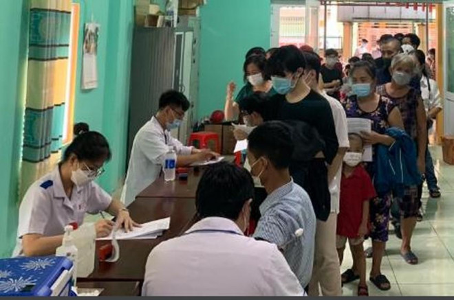 Rất đông dân phường Hiệp Bình Chánh, TP Thủ Đức tiêm vaccine ngừa COVID-19 mũi nhắc lại. Ảnh: TRẦN NGỌC