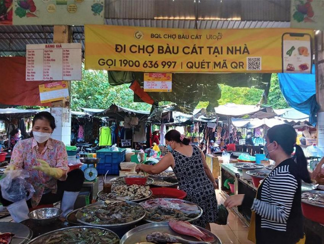 Chợ Bàu Cát, quận Tân Bình, một trong các chợ có triển khai mô hình “chợ trực tuyến”. Ảnh: T.UYÊN