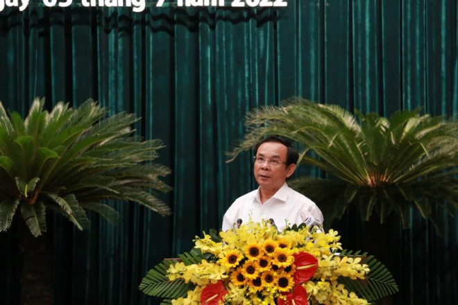 Bí thư Thành ủy Nguyễn Văn Nên bày tỏ sự hổ thẹn vì chưa khen thưởng kịp thời lực lượng tuyến đầu giúp TP chống dịch. Ảnh VH