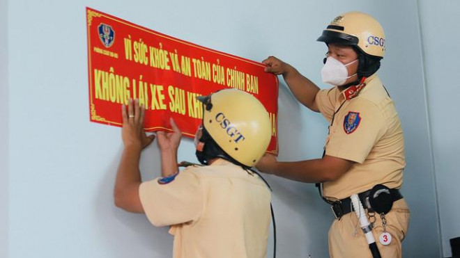Đội CSGT Nam Sài Gòn hỗ trợ treo băng rôn tuyên truyền tại các cơ sở kinh doanh có bán rượu, bia.