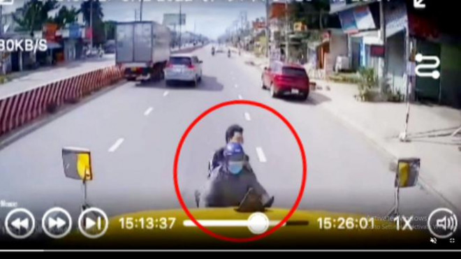 Hình ảnh camera ghi lại hai thanh niên đi ngược chiều cắm vào đầu xe container