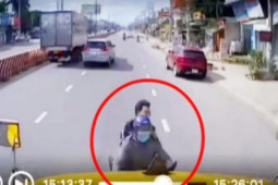 Tin tức trong ngày - Có người truy đuổi khiến 2 nam thanh niên lao vào đầu xe container ở Bình Dương