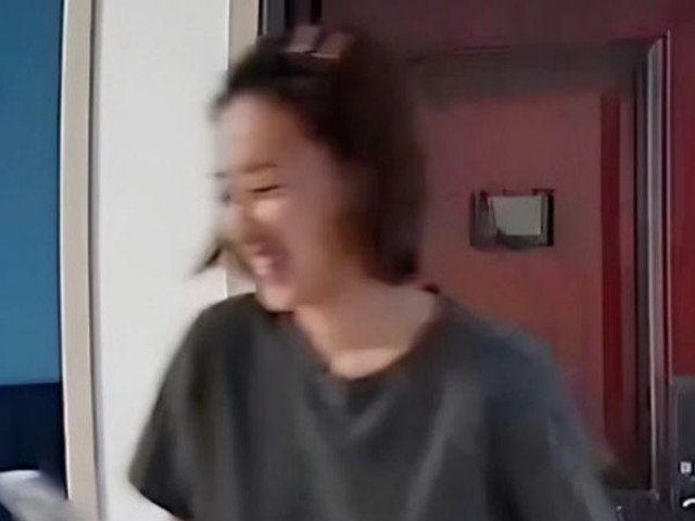 Bạn trẻ - Cuộc sống - Gặp shipper đẹp trai, phản ứng của cô gái khiến người yêu phải nhắn tin dằn mặt