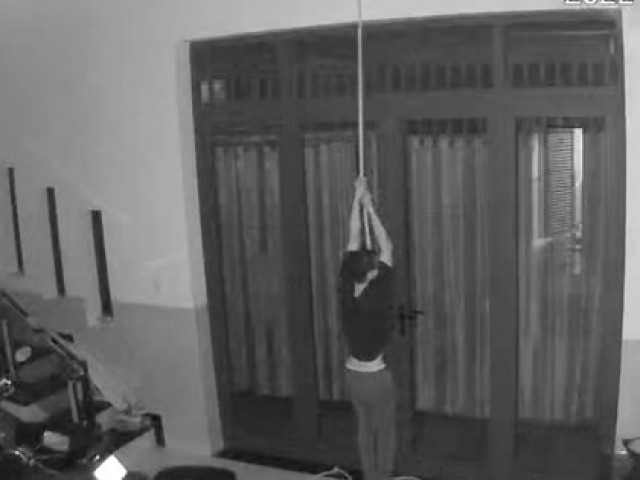 Pháp luật - CLIP: Trộm đu dây như "diễn viên xiếc" ở Củ Chi, TP HCM