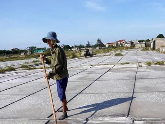 Thị trường - Tiêu dùng - Những diêm dân già trên ''cánh đồng trắng'' giữa cái nóng 40 độ C