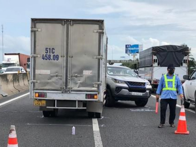 Tin tức trong ngày - 3 ô tô va chạm trên cao tốc TP.HCM - Trung Lương