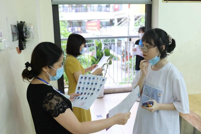 Hà Nội yêu cầu thí sinh phải gỡ khẩu trang để cán bộ coi thi kiểm tra, sau đó đeo suốt thời gian làm bài thi.